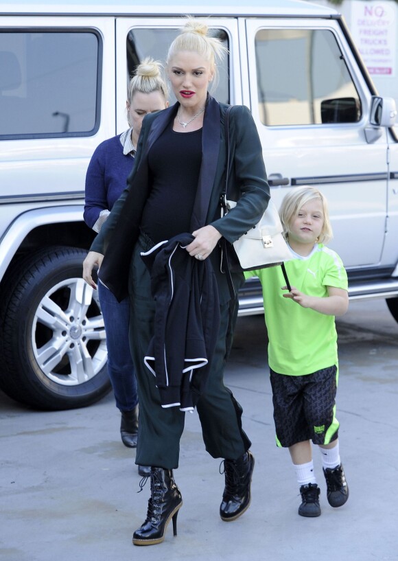 Gwen Stefani, enceinte, avec ses fils Kingston et Zuma dans le quartier de Brentwood, le 22 décembre 2013.