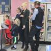 Gwen Stefani, enceinte, son mari Gavin Rossdale et leurs fils Kingston et Zuma achètent des glaces a "Baskin Robbins" à Brentwood, le 22 décembre 2013.