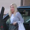 Exclusif - Tori Spelling apporte des livres et des jouets à l'hôpital "Mattel Children" au centre médical de "Ronald Reagan UCLA" à Westwood, Los Angeles, le 21 décembre 2013.