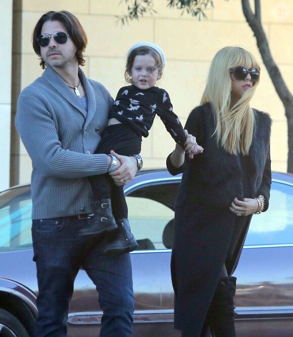 Rachel Zoe (enceinte), son mari Rodger Berman et leur fils Skyler se promènent dans les rues de Los Angeles. Le 14 décembre 2013.
