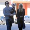 Rachel Zoe (enceinte), son mari Rodger Berman et leur fils Skyler se promènent dans les rues de Los Angeles. Le 14 décembre 2013.