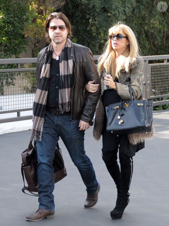 Rachel Zoe, enceinte, et son mari Rodger Berman se promènent à West Hollywood, le 10 décembre 2013.