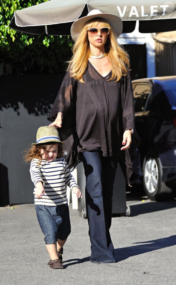 Rachel Zoe, enceinte, et son mari Rodger Berman emmènent leur fils Skyler au Brentwood Country Mart, le 1er décembre 2013.