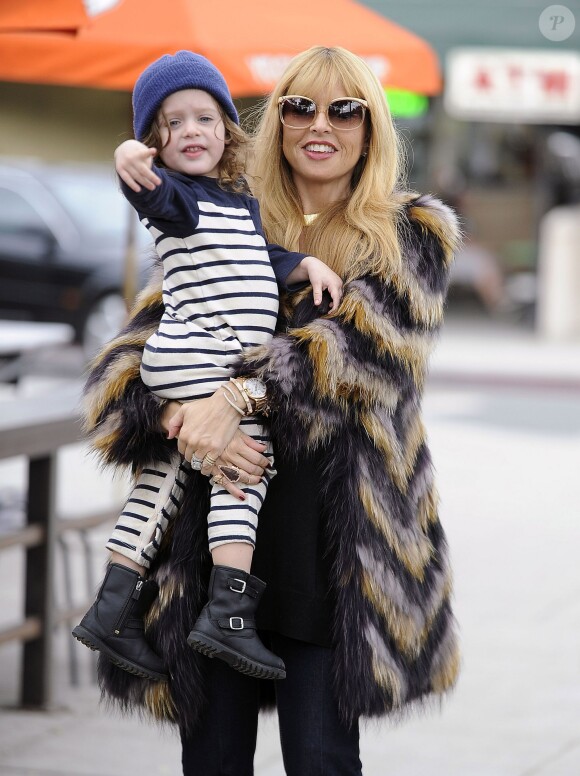 Rachel Zoe, enceinte, emmène son fils Skyler manger une crème glacée à West Hollywood, le 22 novembre 2013.