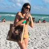 Claudia Romani, habillée d'un bikini, profite d'une belle après-midi sur une plage de Miami. Le 21 décembre 2013.