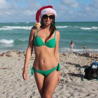 Claudia Romani : Mère Noël sexy en bikini, avant son réveillon
