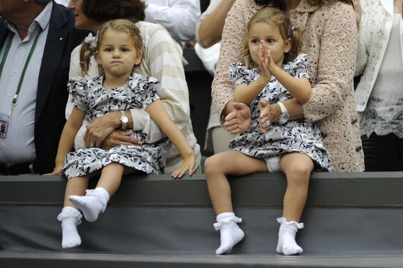 Mirka Vavrinec avec Myla et Charlene, nées de son mariage avec Roger Federer. Wimbledon, le 8 juin 2012.