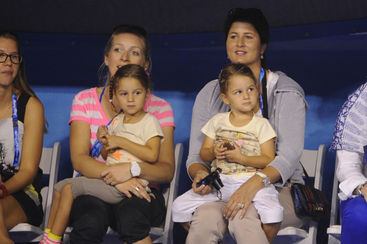 Photo : Mirka Vavrinec, la femme de Roger Federer avec leurs filles Myla et  Charlene à Melbourne, le 12 janvier 2013. - Purepeople