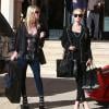 Paris et Nicky Hilton font leurs courses de Noël à "Barneys New York" à Beverly Hills, le 24 décembre 2013.