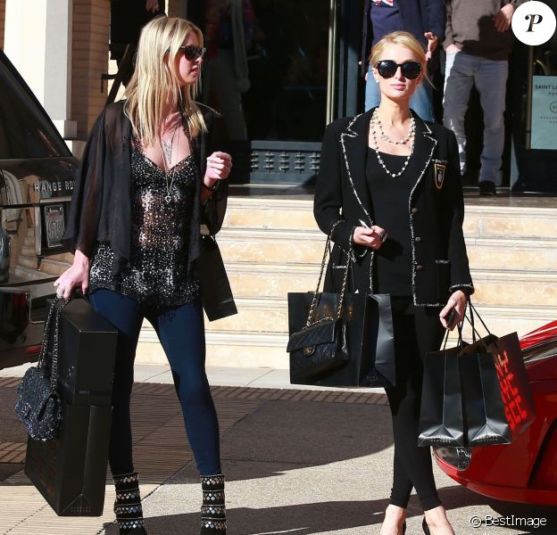 Paris et Nicky Hilton font leurs courses de Noël à "Barneys New York" à Beverly Hills, le 24 décembre 2013.