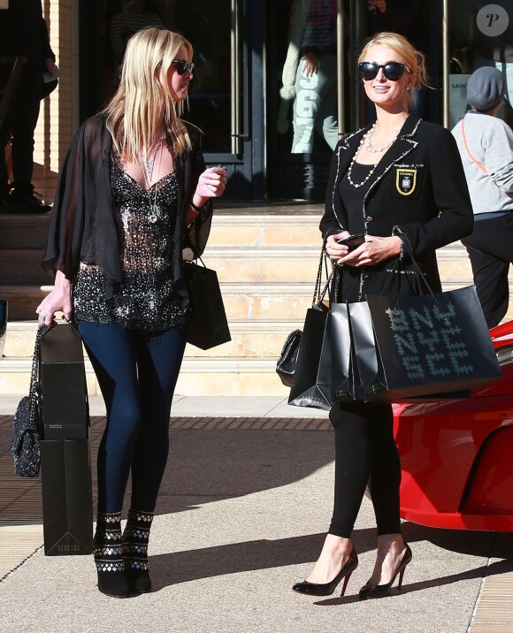 Paris et Nicky Hilton font leur shopping de Noël au magasin "Barneys New York" à Beverly Hills, le 24 décembre 2013.