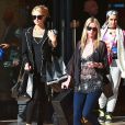 Paris et Nicky Hilton font leur shopping de Noël au magasin "Barneys New York" à Beverly Hills, le 24 décembre 2013.