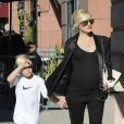 Gwen Stefani et son fils Kingston, main dans la main sous le soleil de Beverly Hills. Le 26 décembre 2013.
