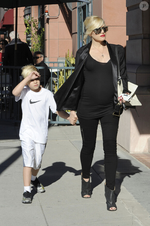 Gwen Stefani et son fils Kingston, main dans la main sous le soleil de Beverly Hills. Le 26 décembre 2013.