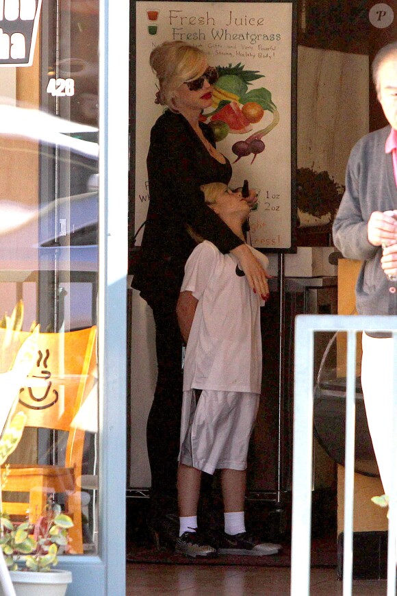 Gwen Stefani et son fils aîné Kingston se sont rendus dans une boulangerie à Beverly Hills. Le 26 décembre 2013.