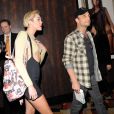 Miley Cyrus et Larry Rudolph (manager de Britney Spears) assistent au concert Piece of me de Britney Spears, à l'Axis Theater de Las Vegas, le vendredi 27 décembre 2013.