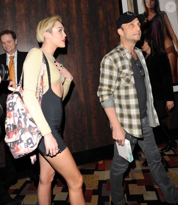 Miley Cyrus et Larry Rudolph (manager de Britney Spears) assistent au concert Piece of me de Britney Spears, à l'Axis Theater de Las Vegas, le vendredi 27 décembre 2013.