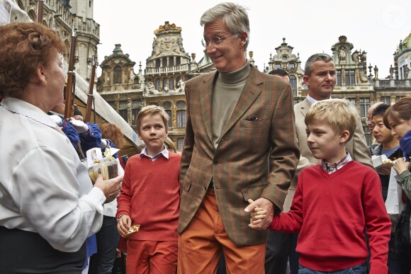 Le roi Philippe de Belgique avec ses fils les princes Gabriel et Emmanuel le 22 septembre 2013 à Bruxelles pour la 'journée sans voitures'.