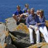 Le roi Philippe et la reine Mathilde de Belgique en vacances à l'Ile d'Yeu le 24 juillet 2013 avec leurs enfants Elisabeth, Gabriel, Emmanuel et Eleonore.