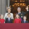 La princesse Eleonore, le prince Gabriel, la princesse Elisabeth et le prince Emmanuel avec leur père le roi Philippe de Belgique et leur mère la reine Mathilde le 21 juillet 2013 au balcon du palais royal