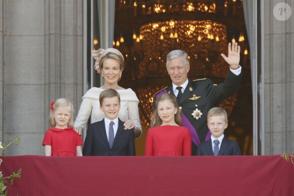 La princesse Eleonore, le prince Gabriel, la princesse Elisabeth et le prince Emmanuel avec leur père le roi Philippe de Belgique et leur mère la reine Mathilde le 21 juillet 2013 au balcon du palais royal
