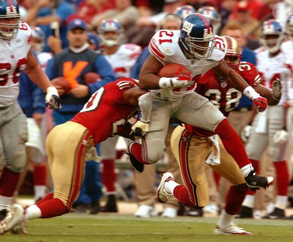 Tiki Barber échappant au plaquage de Mike Adams lors de la victoire des Giants sur les 49ers de San Francisco en novembre 2005