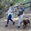 Anne Hathaway en pleine séance de jogging avec son mari Adam Shulman et leur chienne Esmeralda, sur les hauteurs de Los Angeles le 27 décembre 2013