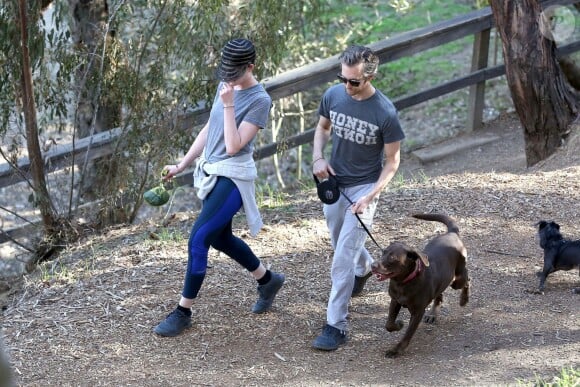 Anne Hathaway en pleine séance de jogging avec son mari Adam Shulman et leur chienne Esmeralda, sur les hauteurs de Los Angeles le 27 décembre 2013