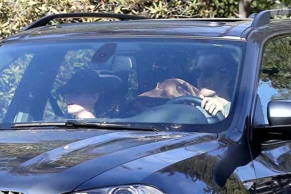 Anne Hathaway va faire du jogging avec son mari Adam Shulman et leur animal Esmeralda le 27 décembre 2013 à Los Angeles