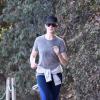 Anne Hathaway en pleine séance de jogging avec son mari Adam Shulman et leur chienne Esmeralda, sur les hauteurs de Los Angeles le 27 décembre 2013