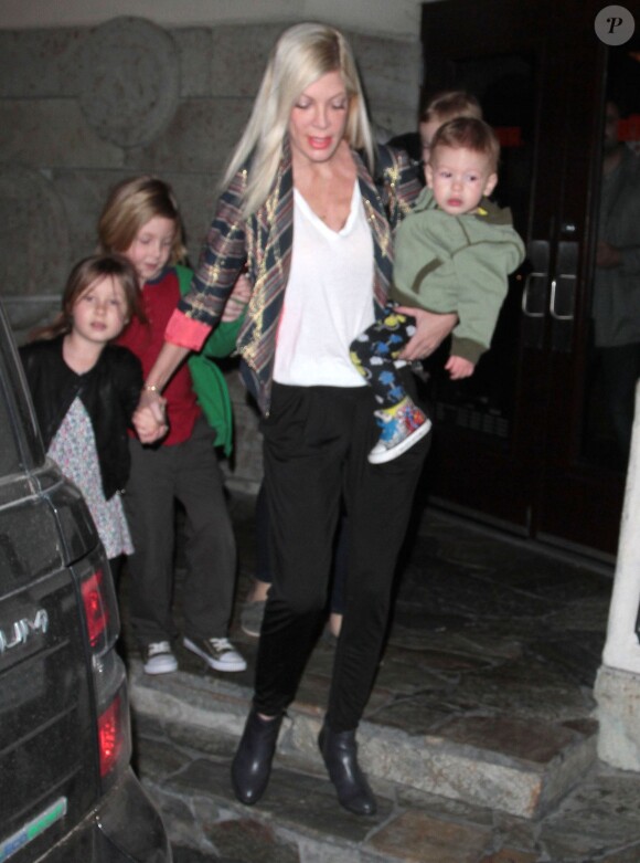 Exclusif - Tori Spelling et ses enfants, Liam, Stella, Hattie et Finn, sortent du restaurant Benihana à Encino, le 29 décembre 2013.