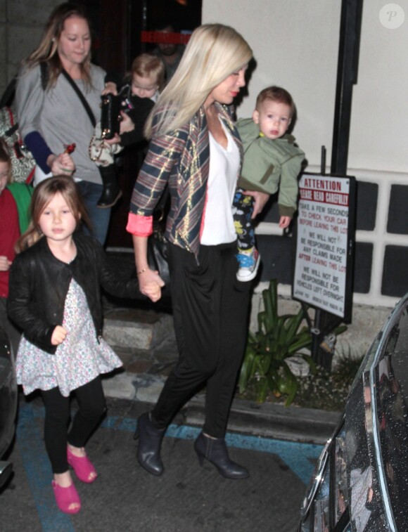 Exclusif - Tori Spelling et ses enfants, Liam, Stella, Hattie et Finn, sortent du restaurant Benihana à Encino, le 29 décembre 2013.