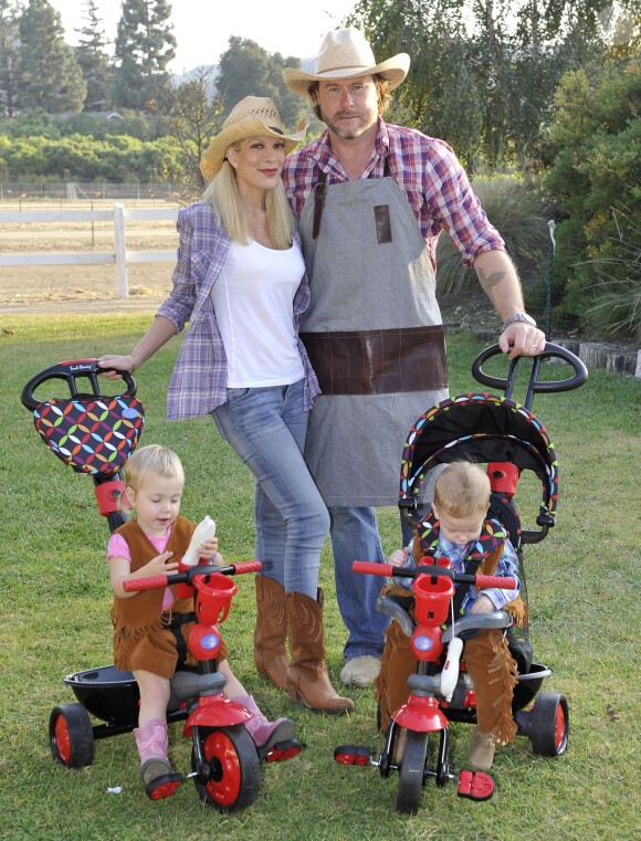 Tori Spelling et son mari Dean McDermott fêtent le premier anniversaire de Finn et les deux ans d'Hattie à Underwood Farms, Moorpark, Los Angeles, le 3 novembre 2013