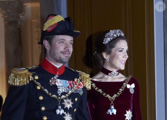 Le prince Frederik et la princesse Mary de Danemark au palais Christian VII d'Amalienborg, à Copenhague, le 1er janvier 2014 pour le banquet du Nouvel An offert par la reine Margrethe II.