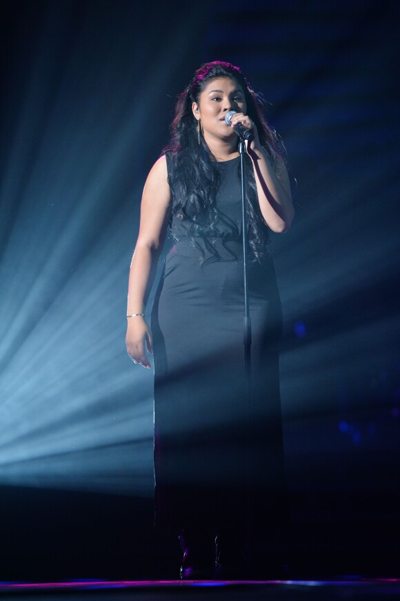Claudia sur le troisième prime en live de la Nouvelle Star. Le 2 janvier 2014.