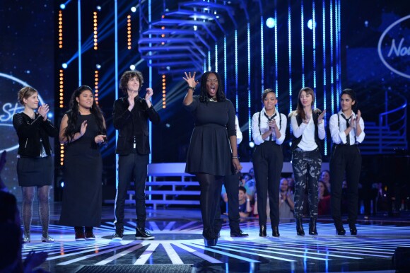 Léopoldine, Claudia, Alvaro, Yseult, Sirine, Pauline et Dana sur le troisième prime en live de la Nouvelle Star. Le 2 janvier 2014.