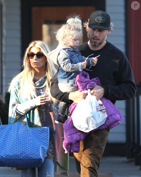 Exclusif - Jessica Simpson et son fiancé Eric Johnson vont déjeuner au restaurant avec leurs enfants Maxwell et Ace Knute à Boston, le 25 novembre 2013.