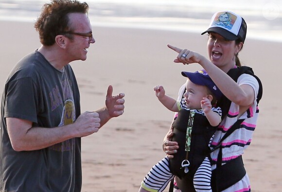 Tom Arnold, transformé, et sa femme Ashley sur une plage de Maui à Hawaï en compagnie de leur fils Jax le 28 décembre 2013