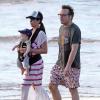 Tom Arnold, transformé, et sa femme Ashley sur une plage de Maui à Hawaï en compagnie de leur fils Jax le 28 décembre 2013