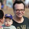 Tom Arnold, transformé, et sa femme Ashley sur une plage de Maui à Hawaï en compagnie de leur fils Jax le 25 décembre 2013