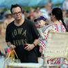 Tom Arnold, transformé, et sa femme Ashley sur une plage de Maui à Hawaï en compagnie de leur fils Jax le 25 décembre 2013