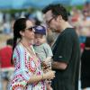 Tom Arnold, transformé, et sa femme Ashley sur une plage de Maui à Hawaï en compagnie de leur fils Jax le 25 décembre 2013