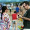 Tom Arnold, transformé, et sa femme Ashley sur une plage de Maui à Hawaï en compagnie de leur fils Jax le 25 décembre 2013