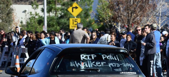 L'hommage à Paul Walker et Rodger Rodas à Los Angeles le 8 décembre 2013 après leur accident le 30 novembre 2013 qui leur a coûté la vie