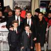 David et Victoria Beckham accompagnés de leurs enfants Brooklyn, Cruz, Romeo lors de la première du film "The Class of 92" à Londres, le 1er décembre 2013