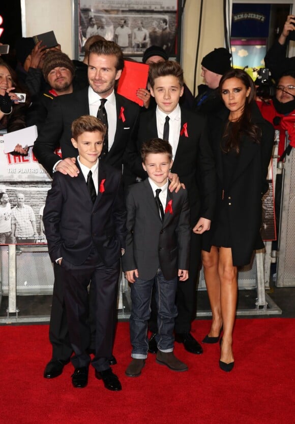 David et Victoria Beckham accompagnés de leurs enfants Brooklyn, Cruz, Romeo lors de la première du film "The Class of 92" à Londres, le 1er décembre 2013
