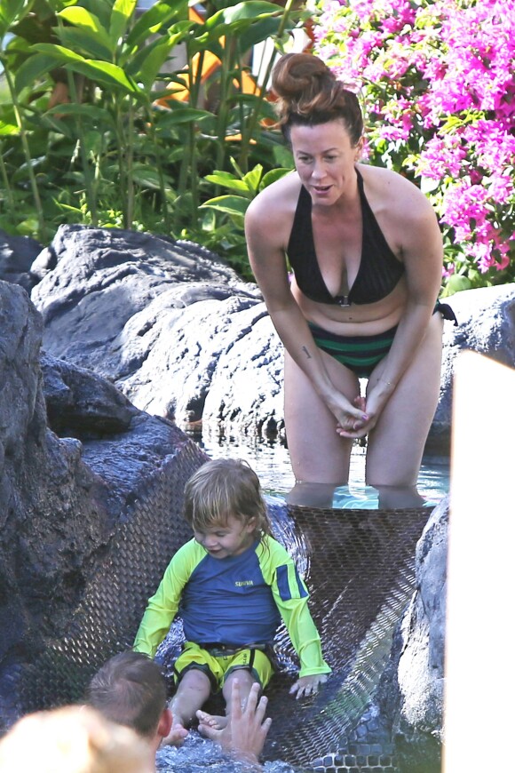 Alanis Morissette et son fils Ever, le 25 décembre 2013 à Hawaii.