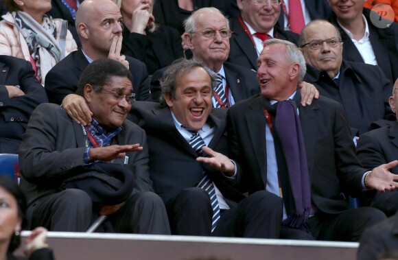 Eusébi, Michel Platini et Johan Cruyff, trois des plus grands joueurs de tous les temps, dans les tribunes de l'Arena d'Amsterdam avant la finale de la coupe de l'UEFA entre Benfica et Chelsea à Amsterdam, le 15 mai 2013