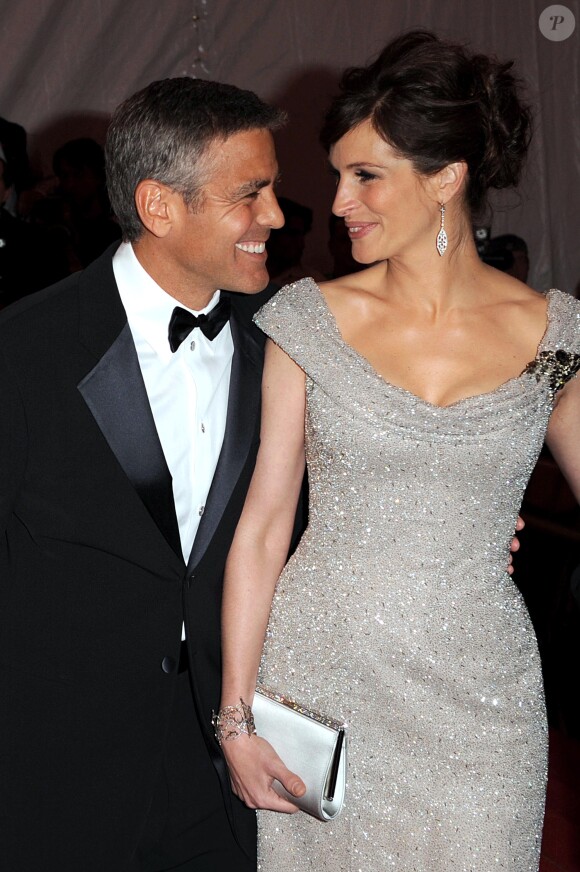 George Clooney et Julia Roberts lors du Costume Institute Gala au Metropolitan Museum à New York le 5 mai 2008