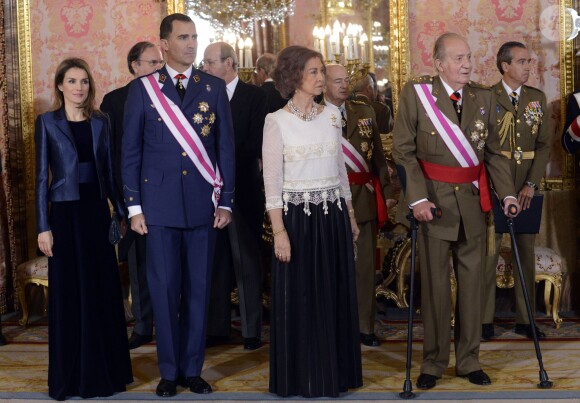 Le roi Juan Carlos Ier d'Espagne, aidé de béquilles, célébrait le 6 janvier 2014 à Madrid, avec la reine Sofia, le prince Felipe et la princesse Letizia, la Pâque militaire, dans un contexte de crise de confiance aggravée vis-à-vis de la monarchie.